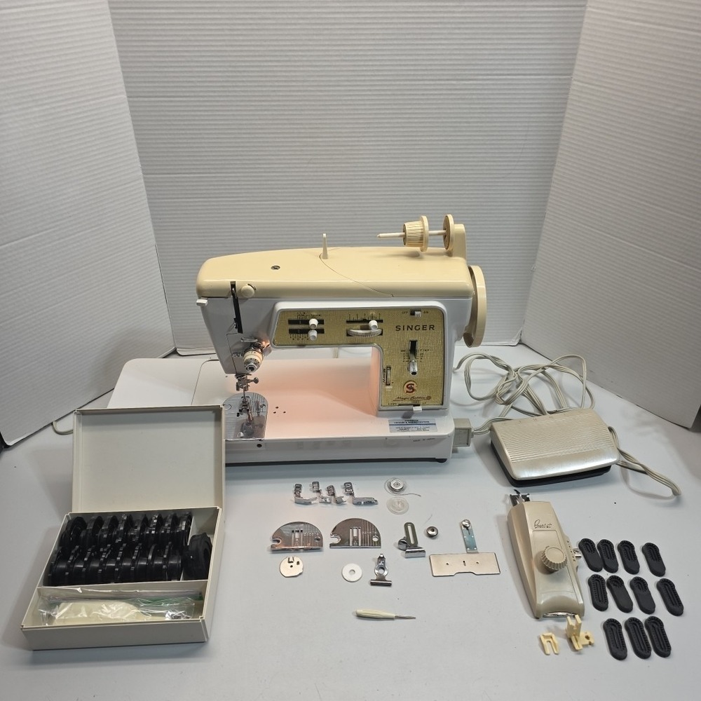 Singer Sewing Machine Magic Bobbin Deluxe Zigzag Case Greist Buttonholer‎ Attach